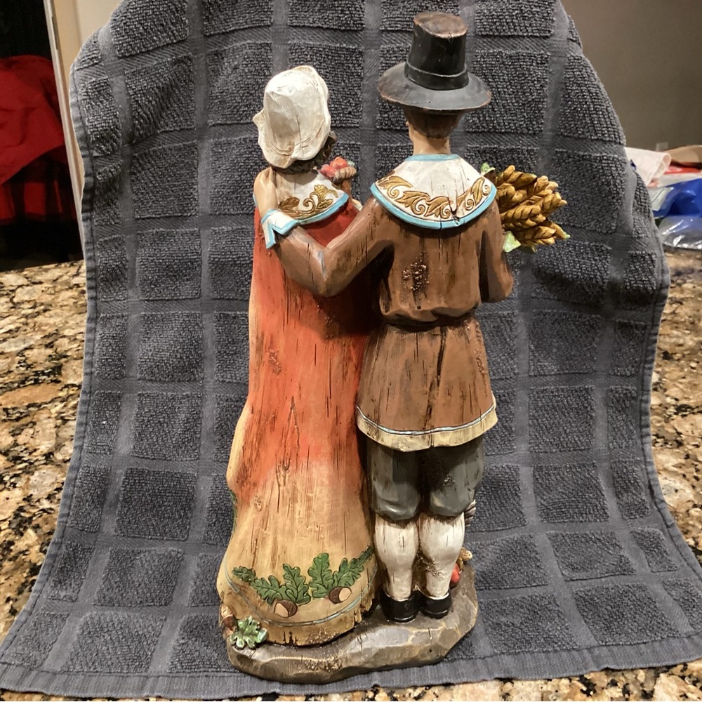 Thanksgiving Pilgrims Resin Figurine - Picture 2 of 6